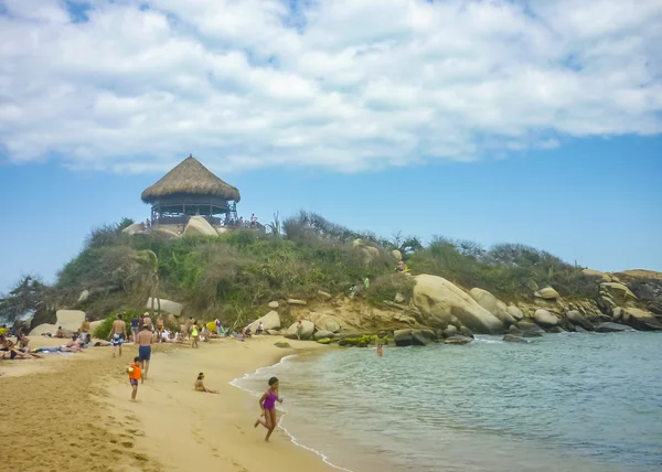 Ludzie w Cabo San Juan Beach w Kolumbia — Zdjęcie stockowe