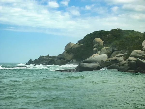 Skály a oceán v přírodní parku Tayrona — Stock fotografie