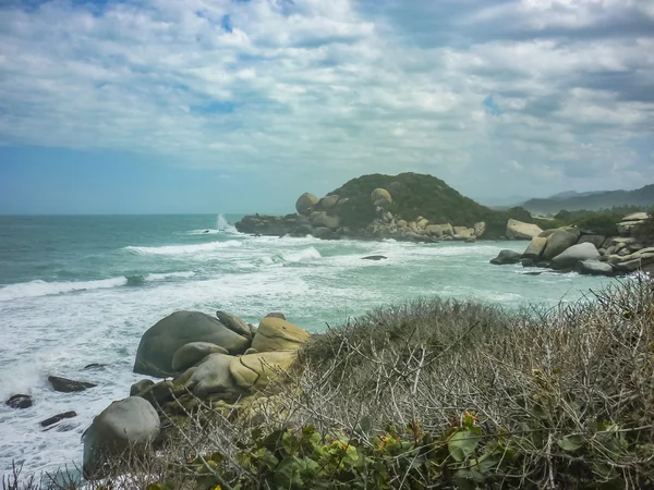 コロンビアの Tayrona 自然公園の岩石と海 — ストック写真