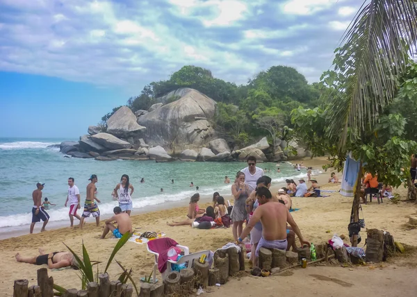 Kolombiya 'daki Cabo San Juan Plajı 'ndaki insanlar — Stok fotoğraf