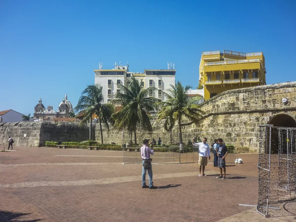 Cartagena Kolombiya tarihi merkezi girişinde turistler — Stok fotoğraf