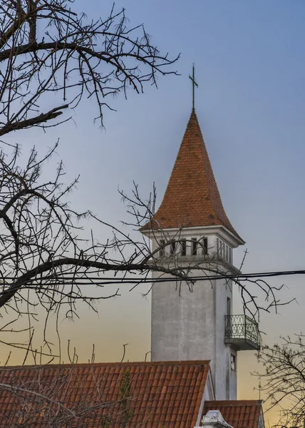 Torre de la Iglesia rodeada de árboles contra el cielo — Foto de Stock