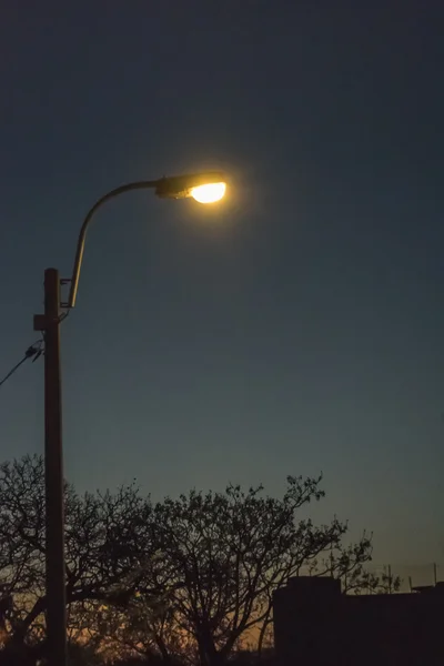 Stadt Licht und blauer Himmel Nacht urbane Szene — Stockfoto