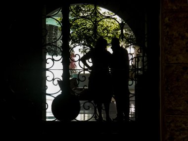 Olgun çift ve dekore edilmiş kapı Silhouettes