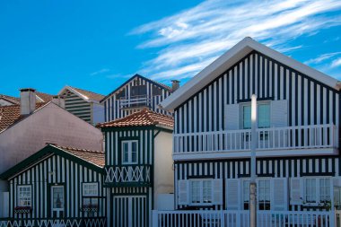 Kosta Nova, Aveiro, Portekiz 'deki geleneksel çizgili evlere bakış açısı, yerel kimlik ve renkli mimarinin sembolü