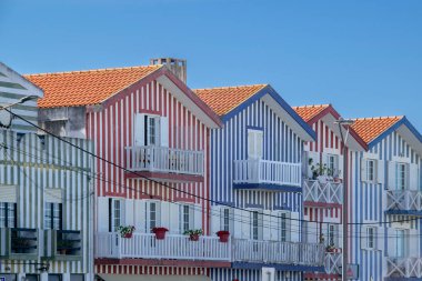 Kosta Nova, Aveiro, Portekiz 'deki geleneksel çizgili evlere bakış açısı, yerel kimlik ve renkli mimarinin sembolü