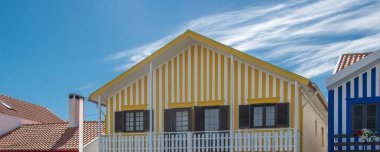 Aveiro, Portekiz: 15 Ağustos 2023: Kosta Nova Aveiro Portekiz 'deki geleneksel kırmızı ve beyaz çizgili evin ön görünümü yerel kimlik ve renkli mimarinin sembolü