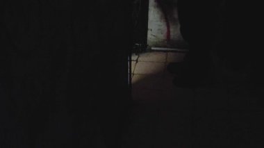 Bir gece kulübü tuvaletinin girişinin yüksek kontrastlı yakın çekim videosu, burada insanlar içeri girip çıkarken görülebilir..