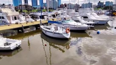 Montevideo, Uruguay: 9 Eylül 2025: Limana yanaşmış zarif bir yat ve yelkenli yelkenli dizisini gösteren videoyu yukarı kaldırın. 