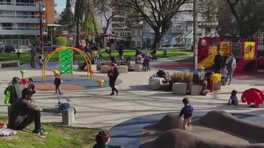 Montevideo, Uruguay: 13 Eylül 2025: Ailelerin güneşli bir günde ituizango halk parkında, buceo mahallesinde, montevideo, uruguay