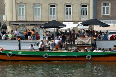 Aveiro, Portekiz: 15 Ağustos 2023: Portekiz 'in Aveiro kentindeki ünlü kanalda park etmiş turistlerle dolu geleneksel moliceiro teknesi