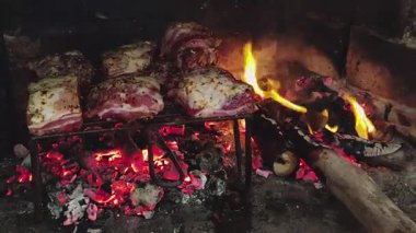 Yakın plan videoda et ızgarada cızırdıyor ev ocağında közlenmiş közlerin üstünde.. 