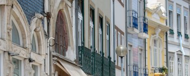 Portekiz 'in eski Aveiro caddesinde geleneksel mimarinin panoramik çekimi