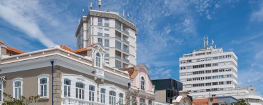 Açık bir yaz gökyüzü altında tarihi ve modern binalarla Aveiro ana caddesinin ön görüntüsü