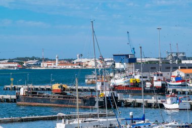 Aviero, Portekiz: 15 Ağustos 2023: Mavi yaz gökyüzü altında sakin ve kıyı cazibesini taşıyan teknelerle dolu Aveiro marinasının ön görüntüsü