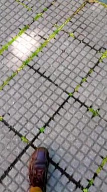 Birinci şahıs bakış açısı videosu, taştan şekilli zeminde yürüyen bir insanı çekiyor.