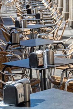 Salamanca, İspanya: 20 Ağustos 2023: Yaz öğleden sonra saatlerinde Salamanca Belediyesi 'nde bulunan boş restoran teraslarının yüksek açılı manzarası