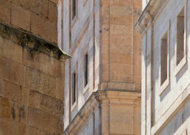 Salamanca 'nın tarihi merkezi İspanya' daki tarihi bir binanın süslü taş cephesinin düşük açılı dikey görüntüsü.