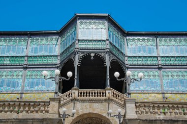 Salamanca şehrinin tarihi merkezinde bulunan Casa lis 'in düşük açılı dış görünüşü, İspanya