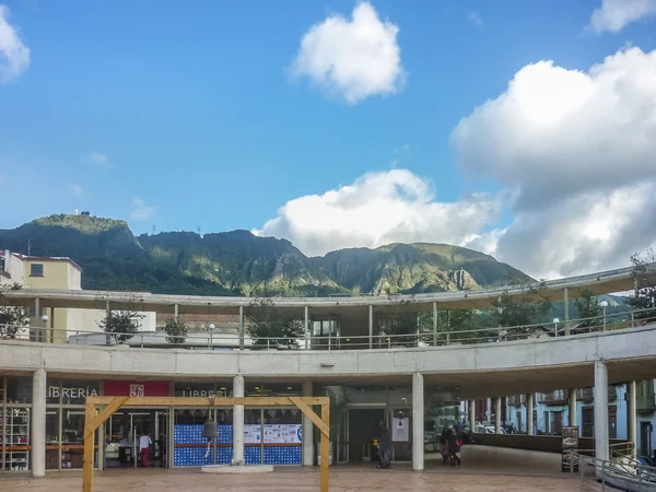 Bogota C tarihi merkezinde modern mimari ve dağlar — Stok fotoğraf