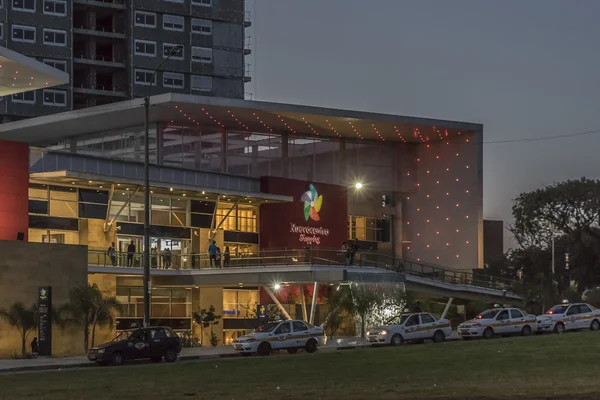 Cena noturna Shopping Center moderno em Montevidéu — Fotografia de Stock