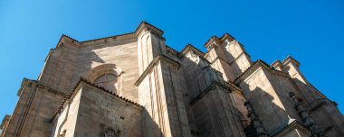 İspanya 'nın Salamanca kentindeki büyük, tarihi bir kilise veya katedralin düşük açılı görüntüsü, 