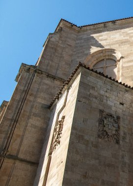 İspanya 'nın Salamanca kentindeki büyük, tarihi bir kilise veya katedralin düşük açılı görüntüsü, 