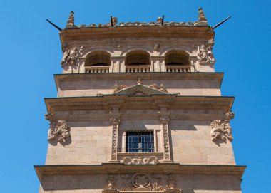 Salamanca İspanya 'da balkonları ve taş ayrıntılarıyla süslü tarihi bir kulenin düşük açılı görüntüsü.. 
