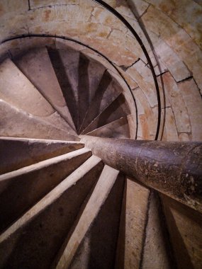 Salamanca katedralinin içindeki yüksek açılı sarmal merdiven, güçlü kıvrımlar ve çarpıcı ışık.