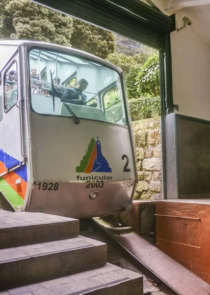 ボゴタコロンビアのモンセラーテヒルに到着するケーブルカー — ストック写真