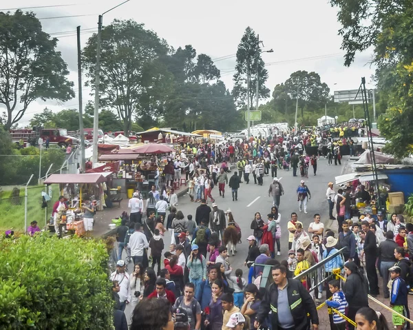 Люди, ожидающие посадки на Монсеррат Хилл в Боготе Колумбия — стоковое фото