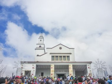 Bogota Kolombiya kentinde insanlar ve Monserrate Basilica