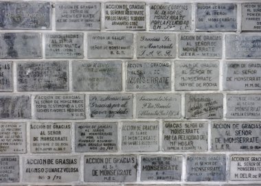 Tanrı ' metinleri ile mermer yazıtlar