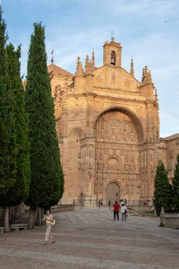 Majestic San Estevan manastır binası, Salamanca şehri, İspanya 'nın alçak açılı bir görüntüsü.