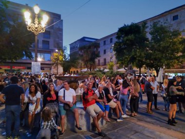 Salamanca, İspanya: 8 Ağustos 2023: Salamanca 'nın tarihi merkezindeki plazalardan birindeki kalabalığın göz hizası