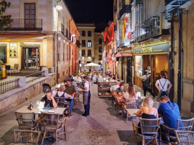 Salamanca, İspanya: 20 Ağustos 2023: İspanya 'nın tarihi merkezi Salamanca' da geleneksel bir yaya caddesinde bir açık hava kafesinin şehir merkezi. 