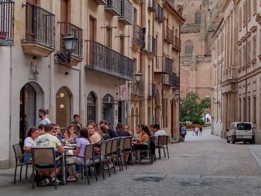Salamanca, İspanya: 9 Eylül 2023: İspanya 'nın tarihi merkezi Salamanca' nın geleneksel bir yaya caddesinde bir açık hava kafesinin görüntüsü. 
