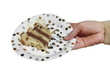 Yan görünüm yüksek açı, bir elin plastik bir plaka tutarken çekilmiş görüntüsü.