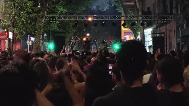 Montevideo, Uruguay: 7 Aralık 2025: Halkın açık hava müzik etkinliği kalabalığının arka görüntüsü, montevideo şehri, uruguay
