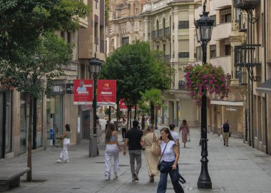 Salamanca, İspanya: 5 Eylül 2023: İspanya 'nın tarihi Salamanca ilçesinde göz hizasında geniş bir yaya sokağı