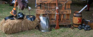 İspanya 'nın Salamanca kentindeki bir ortaçağ fuarında orta çağ silahları ve savaş giysileri sergilendi.