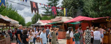 Salamanca, İspanya: 9 Kasım 2023: İspanya 'nın Salamanca kentinde yiyecek, içecek ve zanaatlarla dolu ortaçağ fuarı