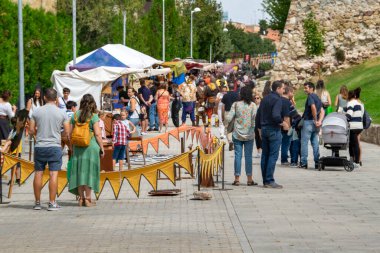 Salamanca, İspanya: 9 Kasım 2023: İspanya 'nın Salamanca kentinde yiyecek, içecek ve zanaatlarla dolu ortaçağ fuarı