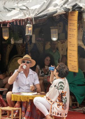 Salamanca, İspanya: 9 Kasım 2023: İspanya 'nın Salamanca kentinde yiyecek, içecek ve zanaatlarla dolu ortaçağ fuarı