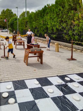 Salamanca, İspanya: 9 Eylül 2023: İspanya 'nın Salamanca kentindeki tarihi dikkat dağıtmada ortaçağ fuarında oynayan bir grup çocuk