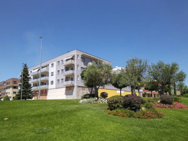 İspanya 'nın Salamanca eyaleti Carbajosa de la Sagrada' da yeşil bir halk parkının geniş bir görüntüsü