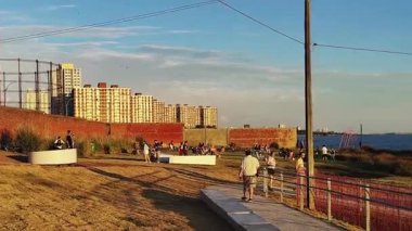 Montevideo, Uruguay: 20 Aralık 2025: Uruguay 'ın Montevideo kentindeki bir sahil parkı ve sanayi mirası sahası olan Mau Park' ta güneşli bir bahar öğleden sonrası videosu