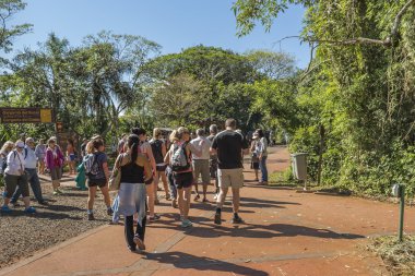 Şeytan boğaz girişinde Iguazu Parkı Arjantin