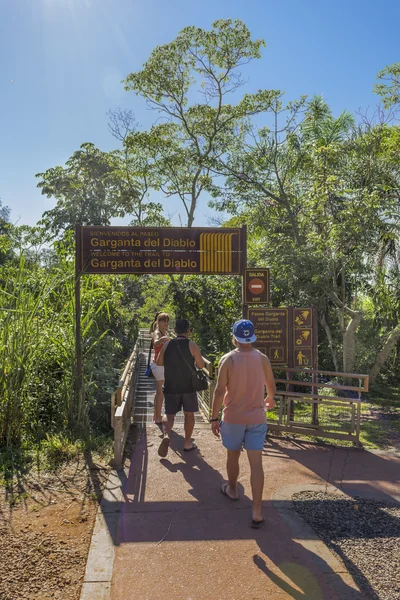 Ingang van de keel van de duivel in Iguazu Park in Argentinië — Stockfoto