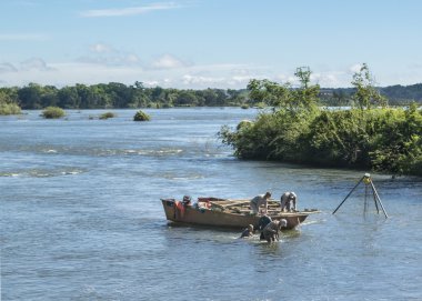 Iguazu Parkı, Parana Nehri su örnekleri alarak işçi